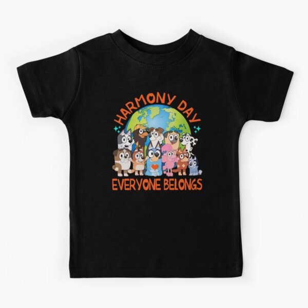 Vista previa del artículo con la obra «Día de la Armonía Australiana 2025 Vivir en armonía Ropa, indumentaria y regalos naranjas Hombres Mujeres Niños», diseñado y vendido por Taylor  ART.