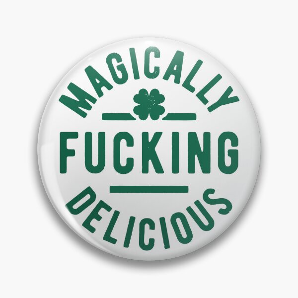 Artikelvorschau, St. Patrick's Day Design, Magisch leckeres lustiges Zitat, Irische Feier, Kleeblatt für Erwachsenenhumor, T-Shirt mit grünem Text entworfen und verkauft von pugshowsfashion.