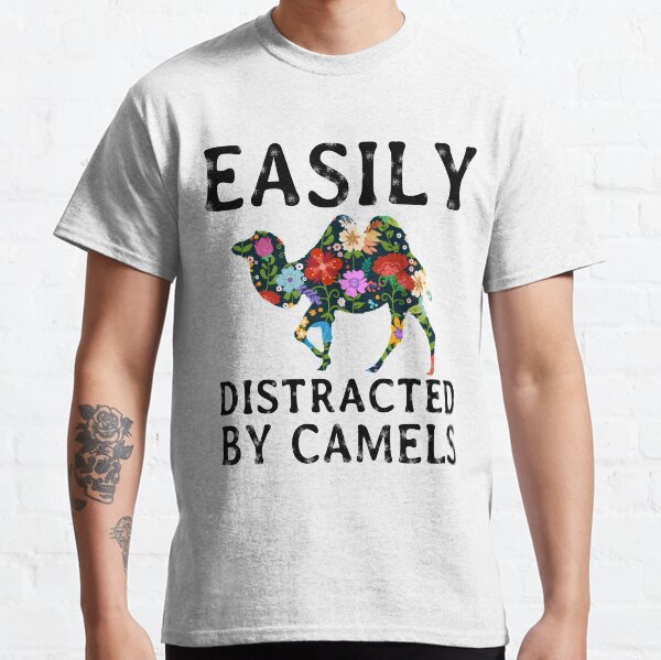 Fácilmente distraído por la camiseta de los camellos Camiseta clásica