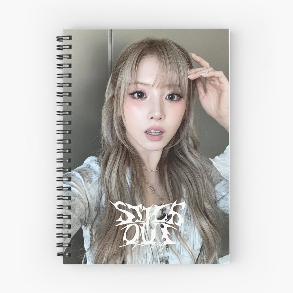 Artikelvorschau, NMIXX JIWOO NMIXX SIEH, DASS NMIXX HERAUSSTEHT LIEBE IST EINSAM NSANTWORT entworfen und verkauft von Valereekmerch.