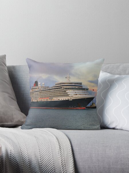 Artikel-Vorschau von Kreuzfahrtschiff Queen Elizabeth und Schlepper am frühen Morgen, designt und verkauft von FranWest.