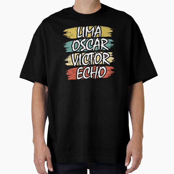 Vista previa del artículo con la obra «AMOR escrito en códigos fonéticos sobre rayas de colores», diseñado y vendido por SplashTastic.