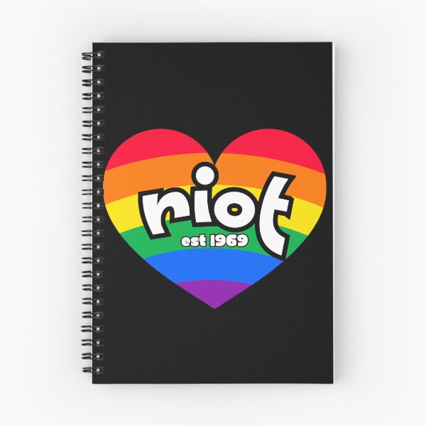 Artikelvorschau, Riot Est 1969 – LGBTQIA+ Pride Herz für Widerstand und Protest entworfen und verkauft von Kristalin Glass.