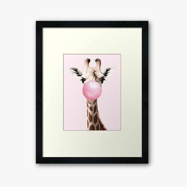 Aperçu de l'œuvre Girafe soufflant du chewing-gum rose – Art fantaisiste pour chambre d'enfant créée et vendue par Vibrantdream.