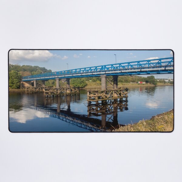 Artikelvorschau, Blaue Brücke über den ruhigen Fluss Tyne bei Newburn entworfen und verkauft von David Patterson.