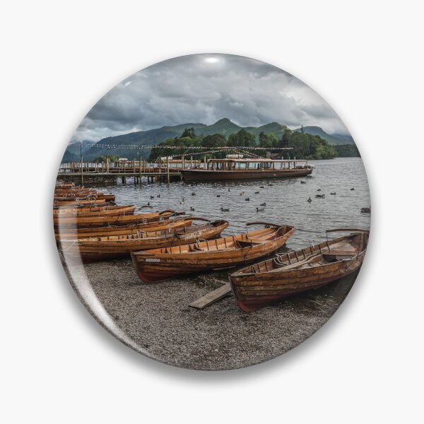 Artikelvorschau, Ruhiges Seeufer am Derwentwater mit Holzbooten entworfen und verkauft von David Patterson.