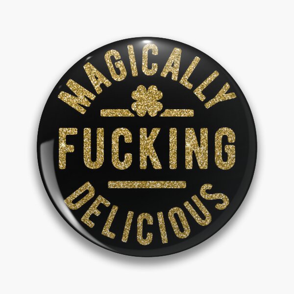 Artikelvorschau, St. Patrick's Day Design, Magisch leckeres lustiges Zitat, Irische Feier, Kleeblatt für Erwachsenenhumor, T-Shirt mit grünem Text entworfen und verkauft von pugshowsfashion.