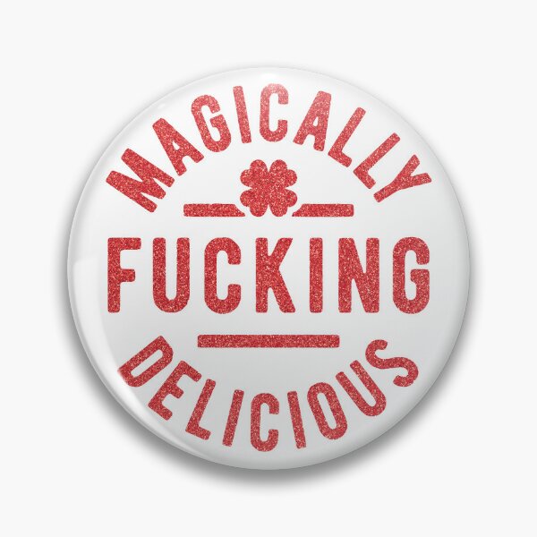 Artikelvorschau, St. Patrick's Day Design, Magisch leckeres lustiges Zitat, Irische Feier, Kleeblatt für Erwachsenenhumor, T-Shirt mit grünem Text entworfen und verkauft von pugshowsfashion.