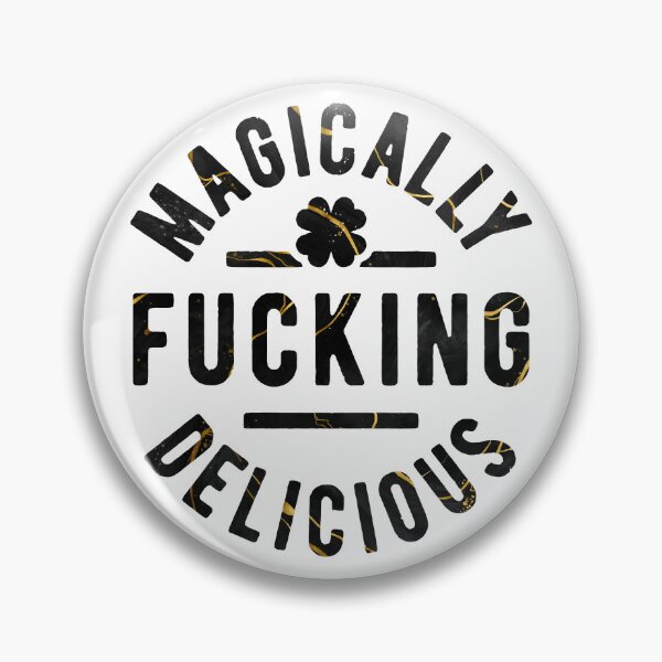 Artikelvorschau, St. Patrick's Day Design, Magisch leckeres lustiges Zitat, Irische Feier, Kleeblatt für Erwachsenenhumor, T-Shirt mit grünem Text entworfen und verkauft von pugshowsfashion.