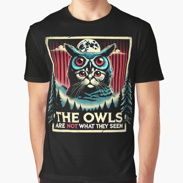 Artikel-Vorschau von Die Eulen sind nicht das, was sie zu sein scheinen: Katze im Eulenkostüm, unheimliches Twin Peaks-Artwork, lustiges Shirt, designt und verkauft von Dollycat Industries.