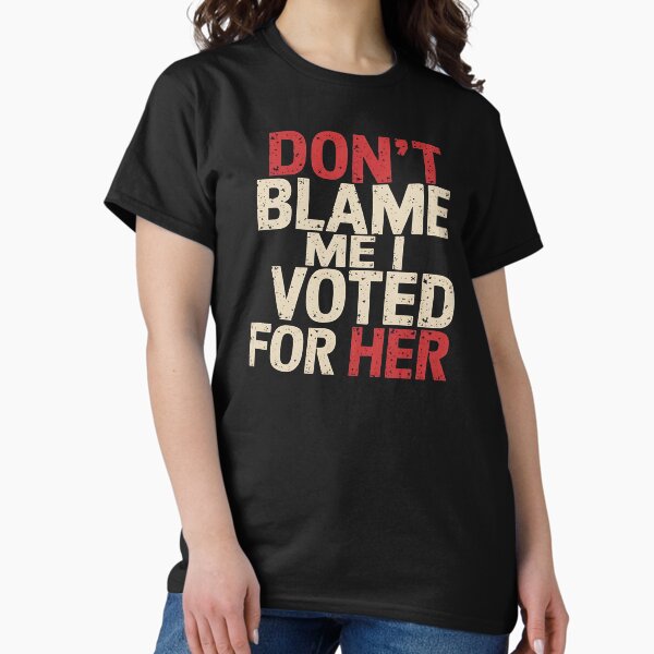 Vista previa del artículo con la obra «No me culpes, voté por ella: este divertido regalo es perfecto para votantes progresistas, feministas y activistas que desean expresar sus creencias políticas con un toque de humor.», diseñado y vendido por ZyziowskyArt.