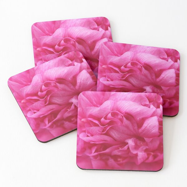 Artikelvorschau, Schichten aus rosa Pfingstrosenblüten entworfen und verkauft von Gwenn Seemel.