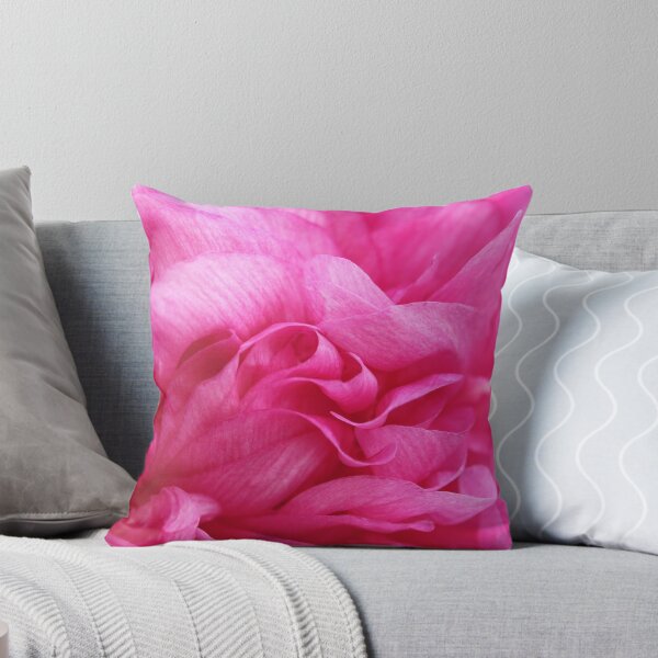 Artikelvorschau, Schichten aus rosa Pfingstrosenblüten entworfen und verkauft von Gwenn Seemel.