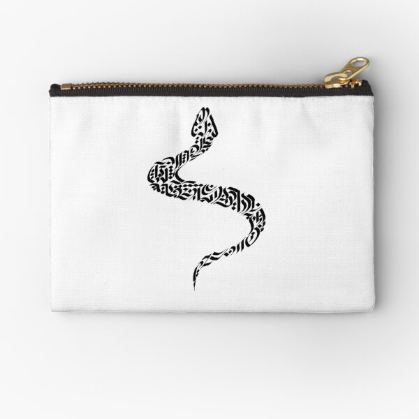 Aperçu de l'œuvre Motif de calligraphie gothique audacieux d'un serpent, parfait pour les amoureux des reptiles et les passionnés de tatouage. Idéal comme cadeau pour les anniversaires, la Journée mondiale des serpents ou la Journée de sensibilisation aux reptiles créée et vendue par ArtsOfLetters.