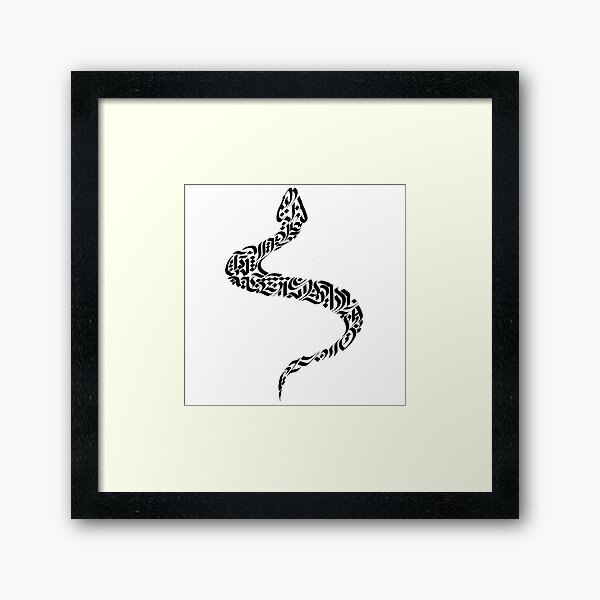 Aperçu de l'œuvre Motif de calligraphie gothique audacieux d'un serpent, parfait pour les amoureux des reptiles et les passionnés de tatouage. Idéal comme cadeau pour les anniversaires, la Journée mondiale des serpents ou la Journée de sensibilisation aux reptiles créée et vendue par ArtsOfLetters.