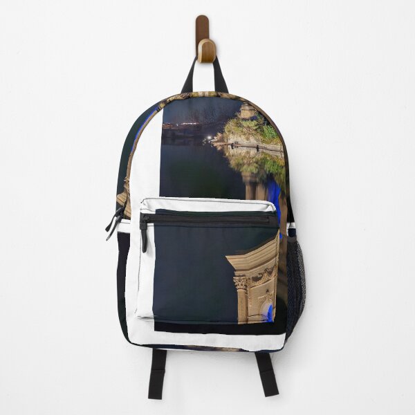 Artikelvorschau, Beleuchtetes Denkmal, das sich nachts im Wasser spiegelt entworfen und verkauft von World-Shop25.