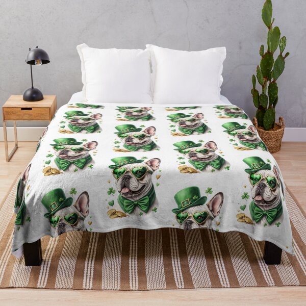 Artikelvorschau, Mops mit Brille und St. Patrick's Day-Outfit entworfen und verkauft von Tatty-shop.