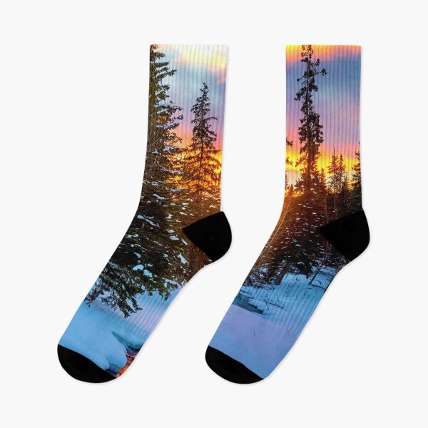 Artikelvorschau, Wintersonnenuntergang über verschneiten Waldbach entworfen und verkauft von Exodoi.
