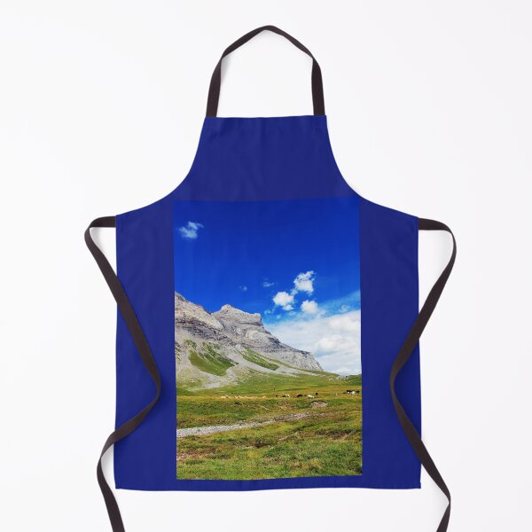 Artikelvorschau, Hochalpine Wiesen mit grasenden Kühen vor der Kulisse der Berge. entworfen und verkauft von IaroslavB.