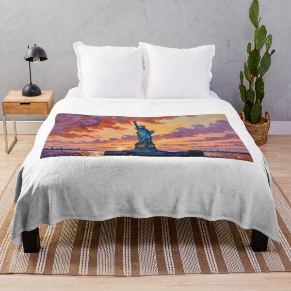 Item preview, La Estatua de la Libertad al atardecer designed and sold by EtCreative.