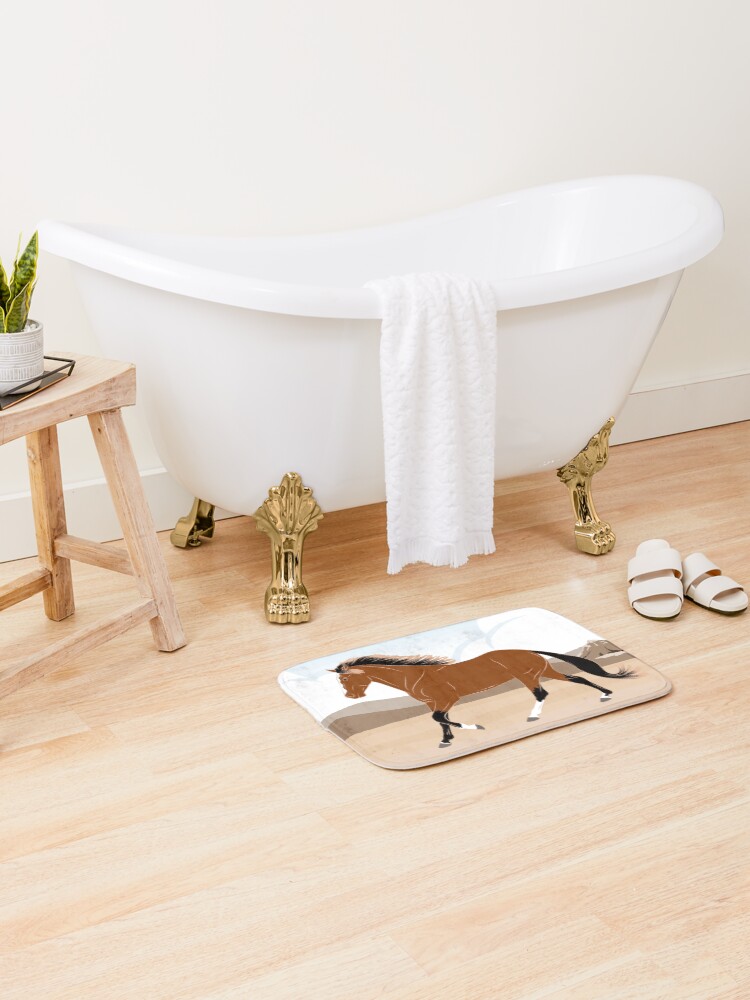 Aperçu 1 sur 6. Tapis de bain avec l'œuvre Cheval Barbe, cheval bai sur un fond de paysage, cheval de selle, races de chevaux du Maroc créée et vendue par WebEquitation.