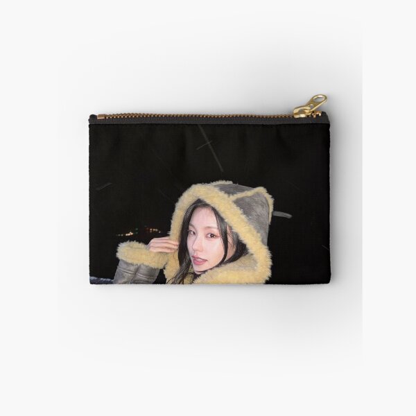 Aperçu de l'œuvre ITZY GOLD AMI IMAGINAIRE YEJI MIDZY créée et vendue par Valereekmerch.