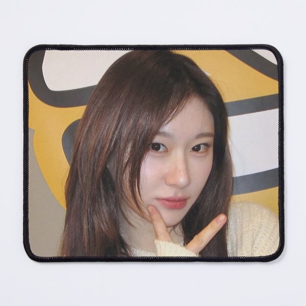 Aperçu de l'œuvre ITZY GOLD AMI IMAGINAIRE CHAERYEONG MIDZY créée et vendue par Valereekmerch.