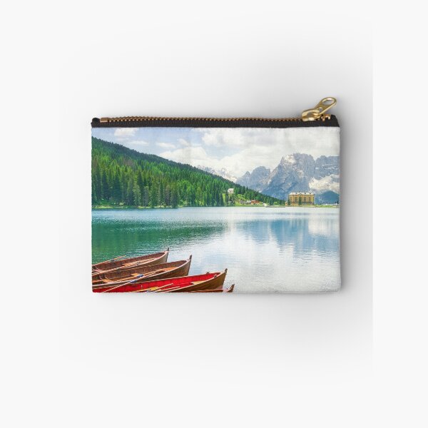 Artikelvorschau, Boote auf dem Misurinasee und den Dolomiten, Italien entworfen und verkauft von Stefano Orazzini.