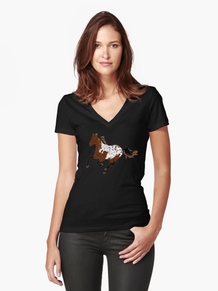Aperçu 1 sur 3. T-shirt moulant col V avec l'œuvre Cheval Appaloosa, dessin cheval tacheté, cheval de selle, races de chevaux des États Unis créée et vendue par WebEquitation.