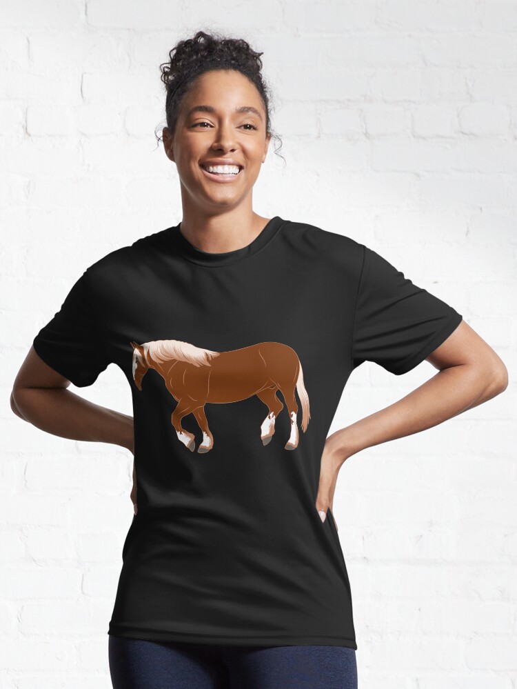 Aperçu 6 sur 7. T-shirt respirant avec l'œuvre Cheval Breton, dessin cheval alezan, cheval de trait, races de chevaux de la France créée et vendue par WebEquitation.