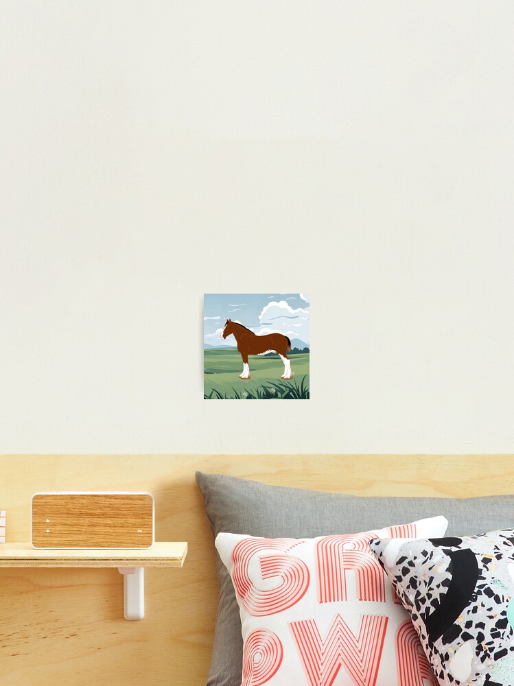 Aperçu 2 sur 3. Impression photo avec l'œuvre Cheval Clydesdale, cheval bai sur un fond de paysage, cheval de trait, races de chevaux du Royaume Uni créée et vendue par WebEquitation.
