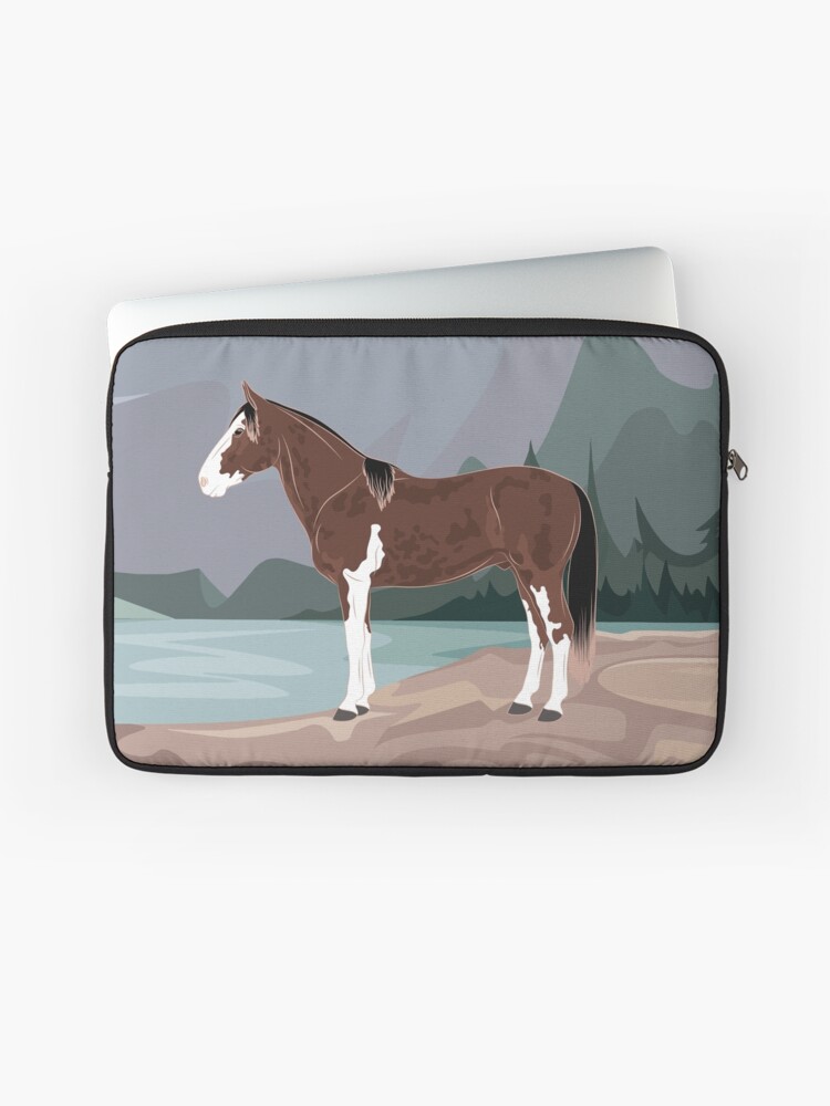 Aperçu 1 sur 2. Housse d'ordinateur avec l'œuvre Cheval Criollo Argentin, cheval tacheté sur un fond de paysage, cheval de selle, races de chevaux de l'Argentine créée et vendue par WebEquitation.