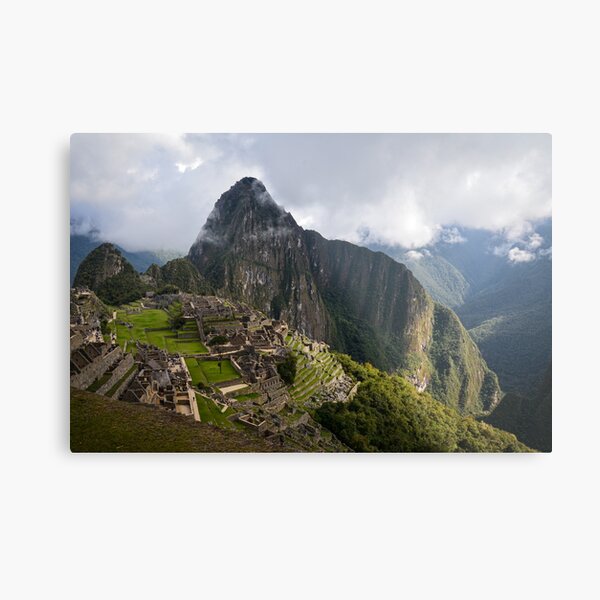Vista previa del artículo con la obra «Antigua ciudadela de Machu Picchu - Amanecer en la montaña brumosa», diseñado y vendido por V-Uribe-FineArt.
