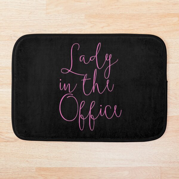 Aperçu de l'œuvre Dame au bureau (mots roses et fond noir) créée et vendue par KayLadyBug.