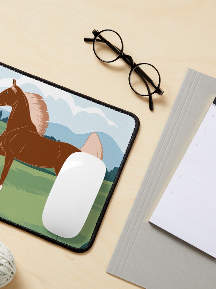 Aperçu 3 sur 5. Tapis de souris avec l'œuvre Cheval de Selle Américain, cheval d'allure, cheval alezan aux crins lavés avec paysage, races de chevaux des États Unis créée et vendue par WebEquitation.