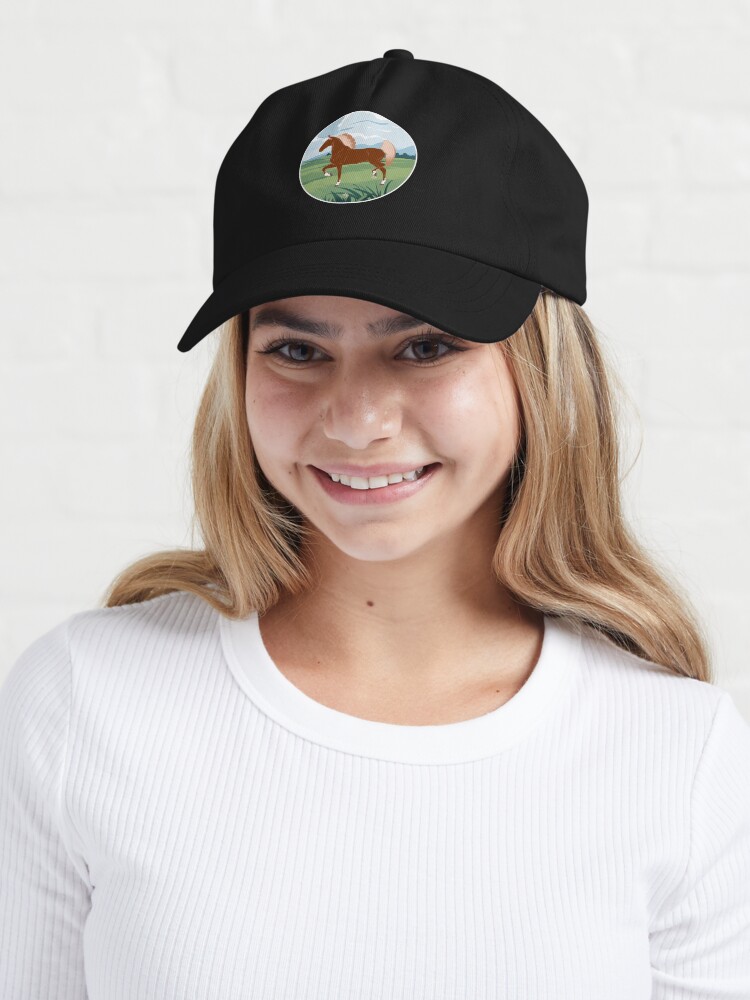 Aperçu 6 sur 7. Casquette avec l'œuvre Cheval de Selle Américain, cheval d'allure, cheval alezan aux crins lavés avec paysage, races de chevaux des États Unis créée et vendue par WebEquitation.
