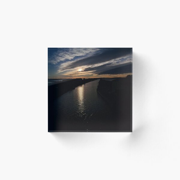 Artikelvorschau, Dark Waters – Ein dramatischer Sonnenuntergang über dem Kanal entworfen und verkauft von World-Shop25.