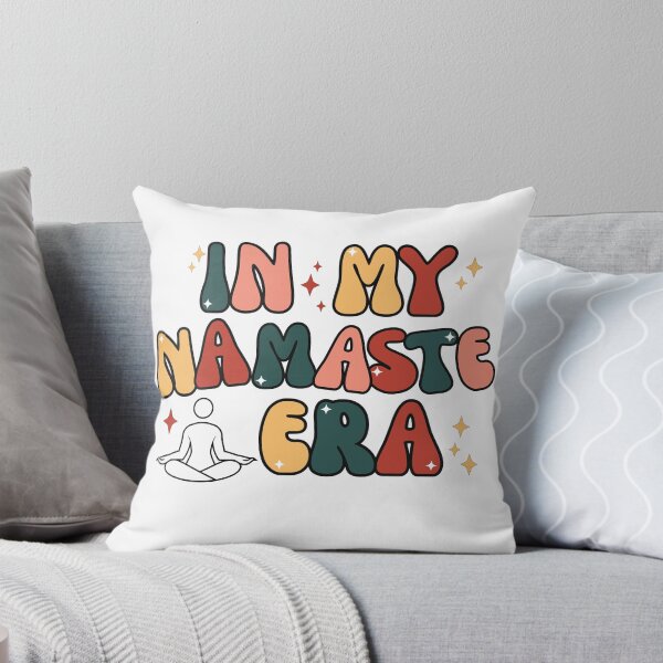 Aperçu de l'œuvre Dans mon ère Namaste Groovy Letters Retro Yoga Design créée et vendue par Jenaxbelle.
