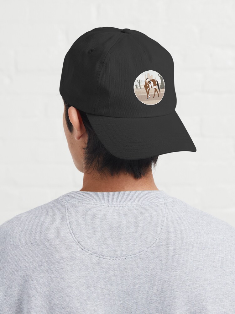 Aperçu 4 sur 7. Casquette avec l'œuvre Cheval Mustang, cheval sauvage, cheval pie avec paysage, races de chevaux des États Unis créée et vendue par WebEquitation.