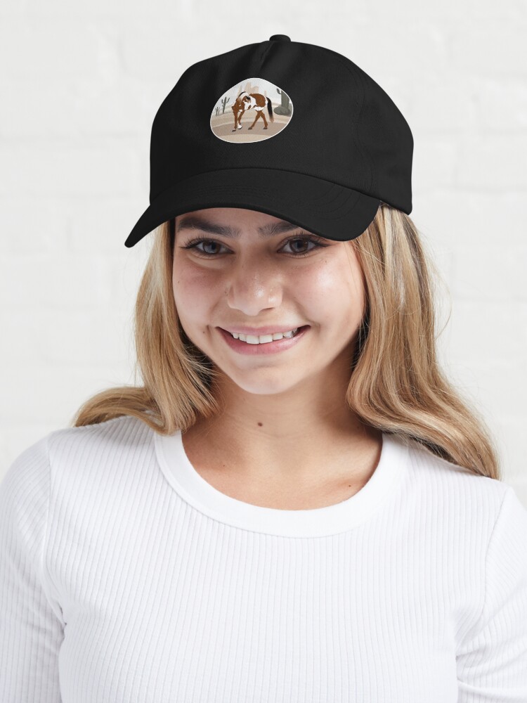 Aperçu 6 sur 7. Casquette avec l'œuvre Cheval Mustang, cheval sauvage, cheval pie avec paysage, races de chevaux des États Unis créée et vendue par WebEquitation.