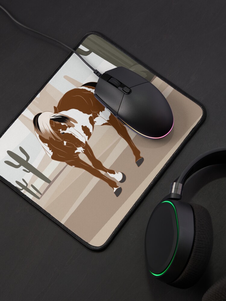 Aperçu 4 sur 5. Tapis de souris avec l'œuvre Cheval Mustang, cheval sauvage, cheval pie avec paysage, races de chevaux des États Unis créée et vendue par WebEquitation.