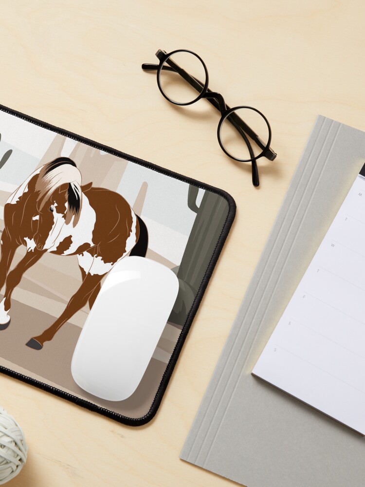 Aperçu 3 sur 5. Tapis de souris avec l'œuvre Cheval Mustang, cheval sauvage, cheval pie avec paysage, races de chevaux des États Unis créée et vendue par WebEquitation.