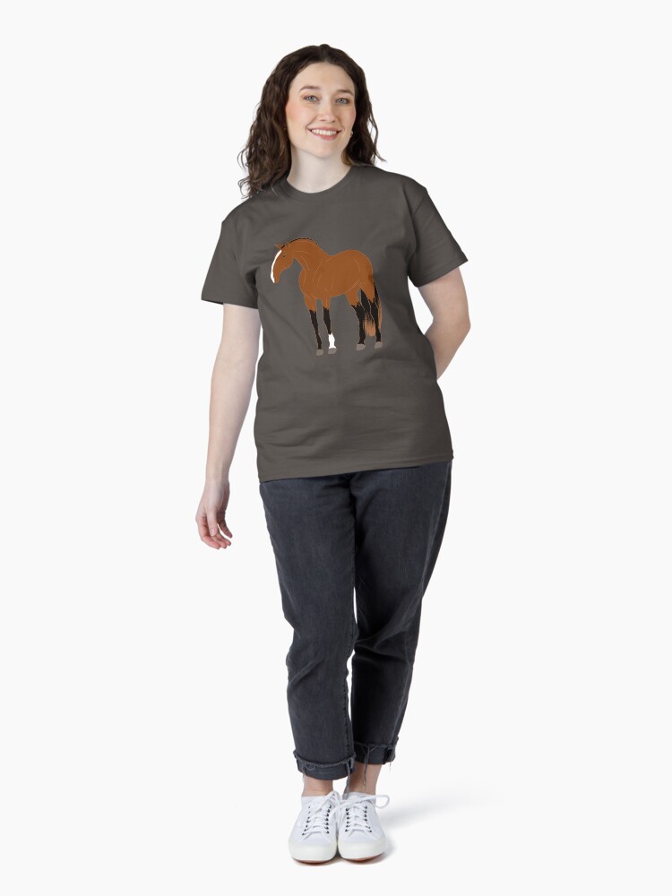Aperçu 4 sur 7. T-shirt classique avec l'œuvre Cheval Alter Real, dessin cheval bai, cheval ibérique, races de chevaux du Portugal créée et vendue par WebEquitation.