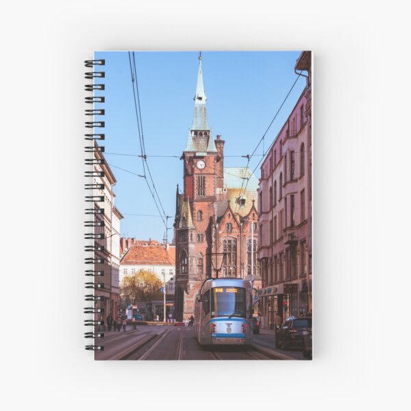 Aperçu de l'œuvre Église historique en briques rouges et tramway moderne – Photographie de paysages urbains européens créée et vendue par City and Nature in the Lens.