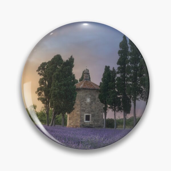 Artikelvorschau, Lavendelfeld und Oratoriumskirche. San Guido, Bolgheri, Toskana entworfen und verkauft von Stefano Orazzini.
