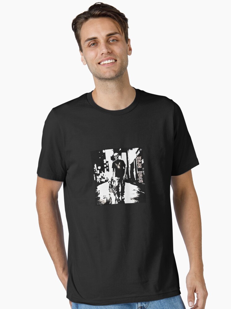 Imagen 1 de 7, Camiseta esencial con la obra XoloWear 24 callejón blanco y negro, diseñada y vendida por XoloWear24.