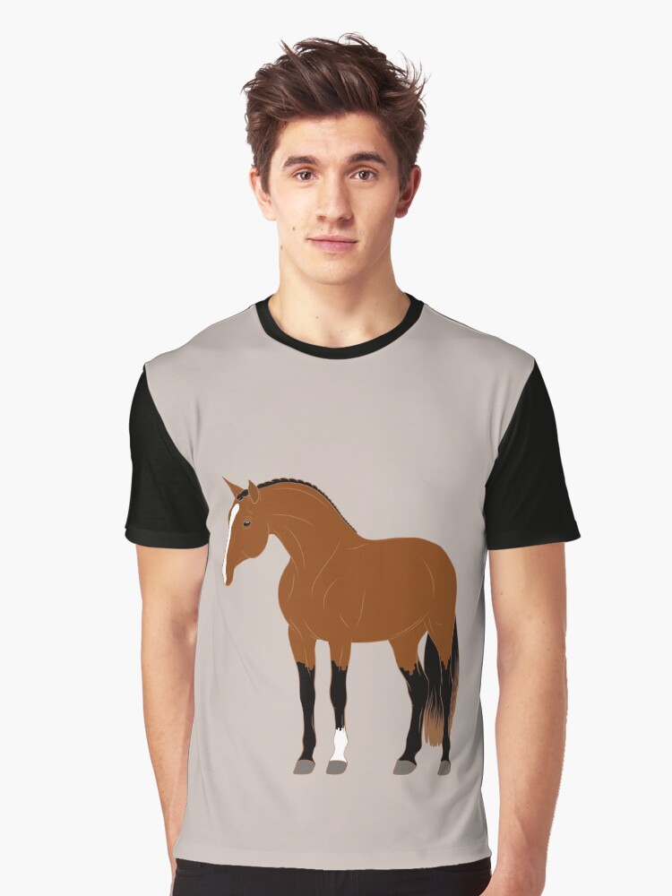 Aperçu 1 sur 5. T-shirt graphique avec l'œuvre Cheval Alter Real, dessin cheval bai, cheval ibérique, races de chevaux du Portugal créée et vendue par WebEquitation.