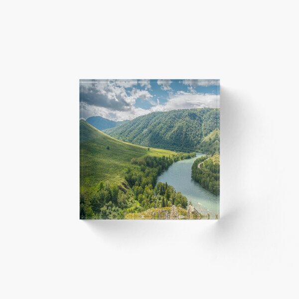 Aperçu de l'œuvre Vallée verte avec rivière – Photographie de la nature créée et vendue par PixelBirch.
