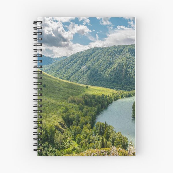 Artikelvorschau, Grünes Tal mit Fluss – Naturfotografie entworfen und verkauft von PixelBirch.