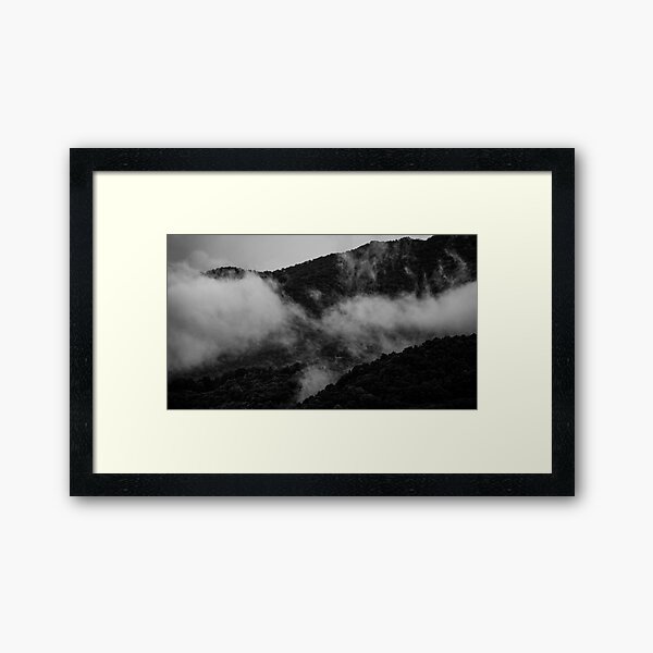 Aperçu de l'œuvre Paysage montagneux nuageux créée et vendue par Greyson Harper .